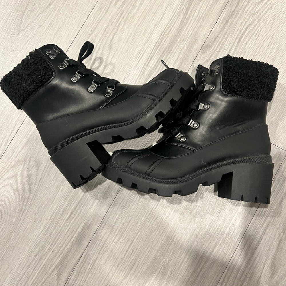 New UNIVERSAL Thread Duck Boots Women's Cheyenne Heeled Black Faux Fur Trim 6